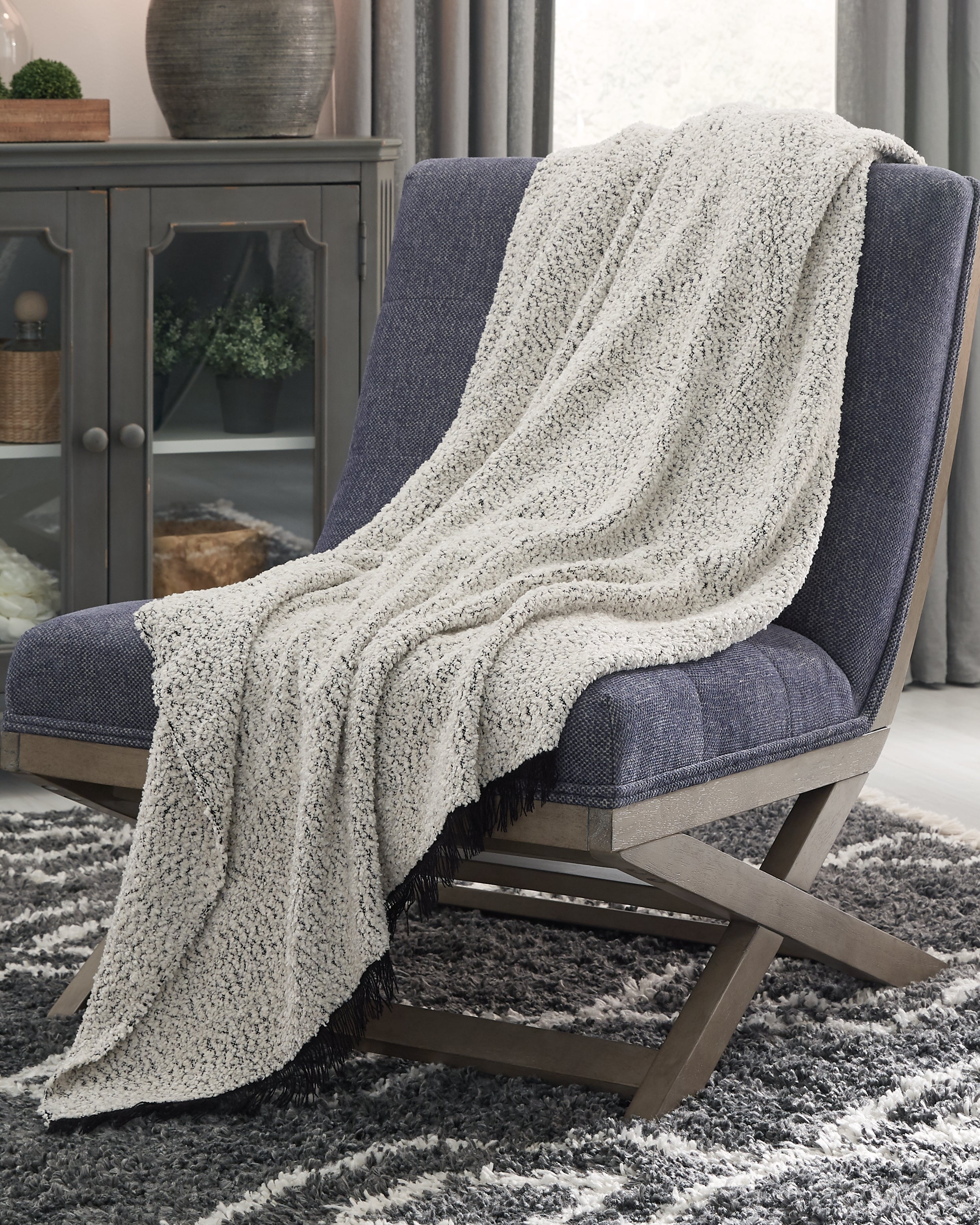 Tampa Furniture Outlet Lutz - Ashley Furniture - Leonita Throw - Throw / Black/White - A1000769T