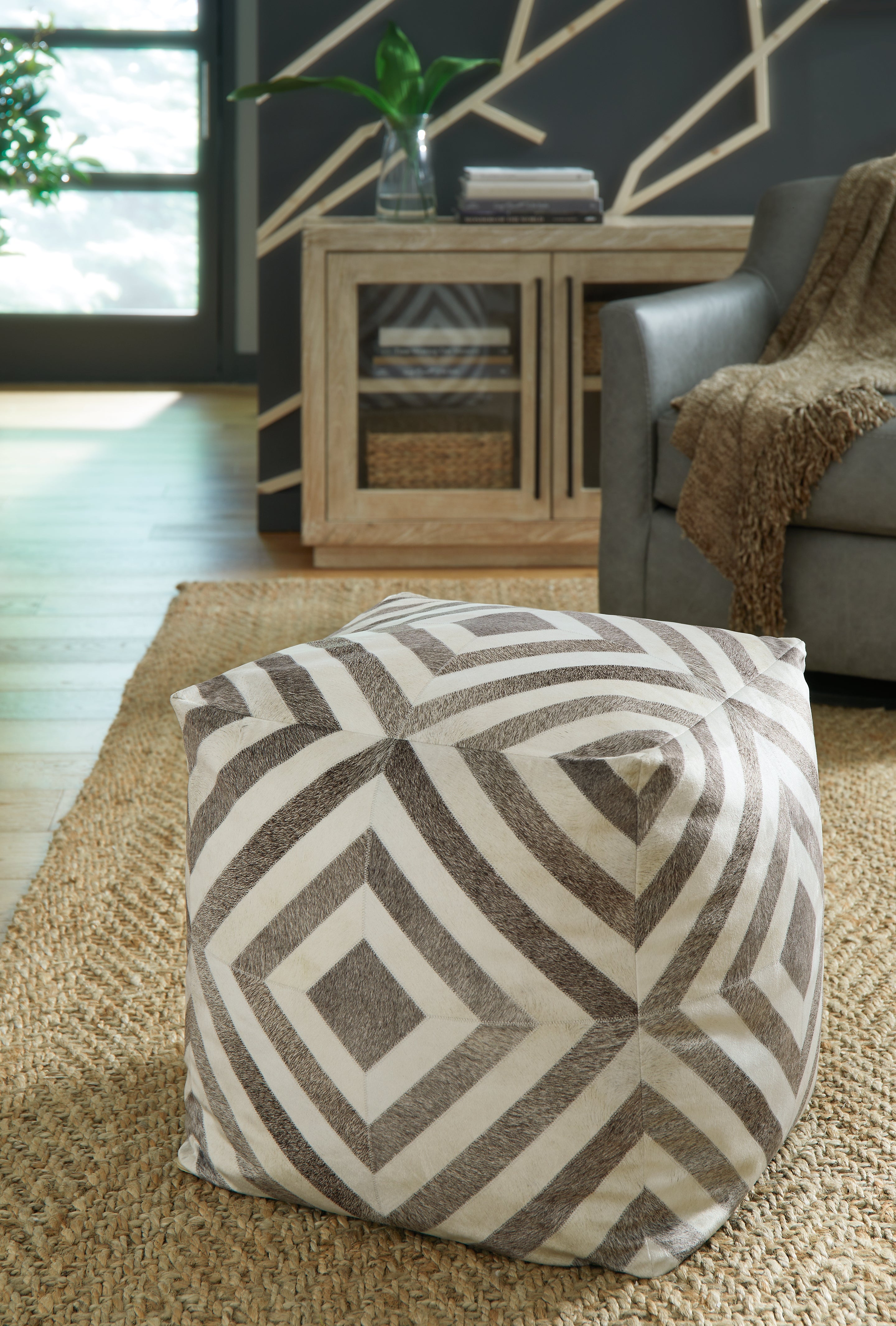 Tampa Furniture Outlet Lutz - Ashley Furniture - Hartselle Pouf - Pouf / Brown - A1000982