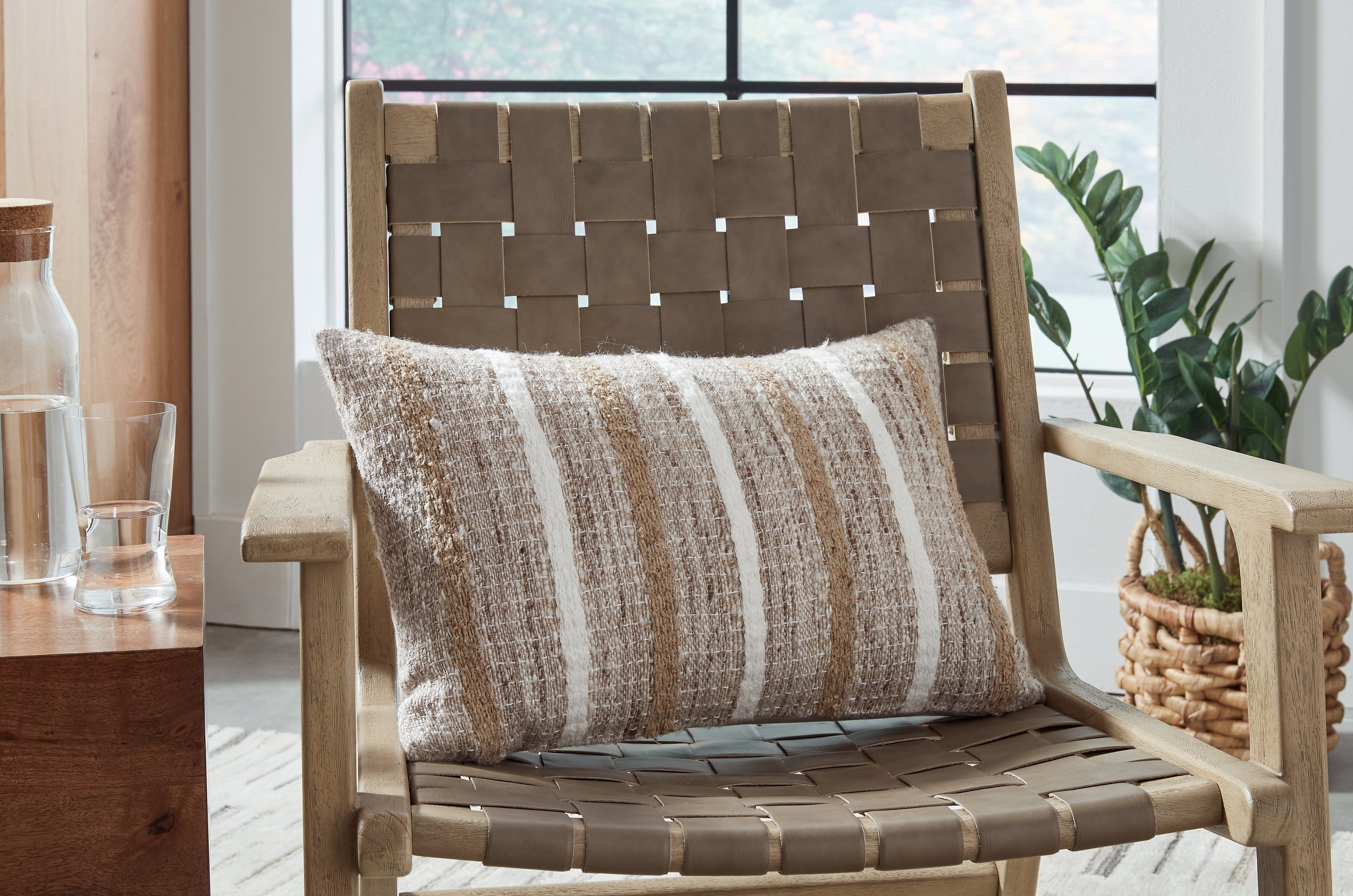 Tampa Furniture Outlet Lutz - Ashley Furniture - Benish Pillows - Pillow (4/CS) / Tan/Brown/White - A1001047