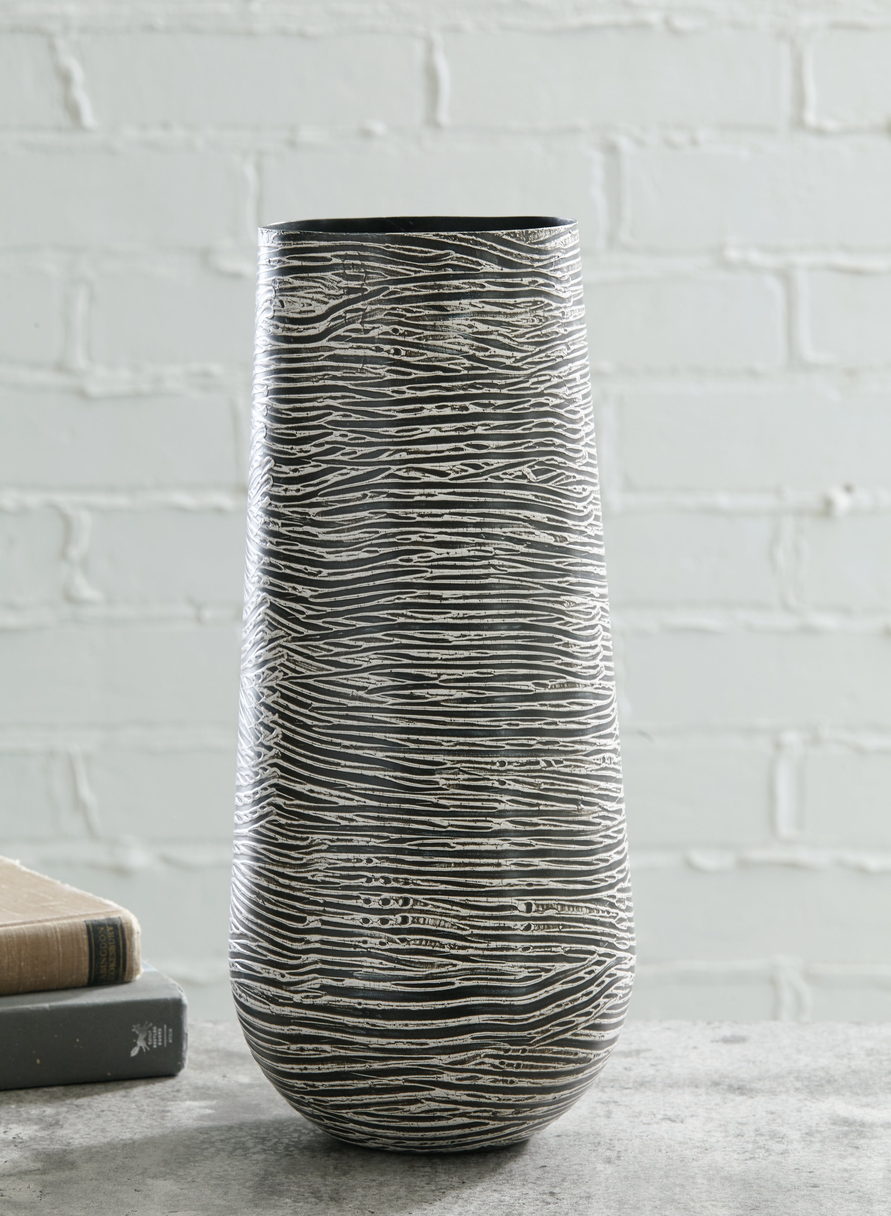 Tampa Furniture Outlet Lutz - Ashley Furniture - Fynn Vase - Vase / Antique Gray - A2000515