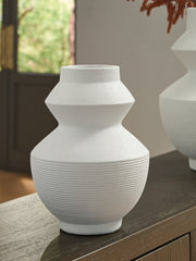 Tampa Furniture Outlet Lutz - Ashley Furniture - Naveen Vase - Vase / White - A2000870