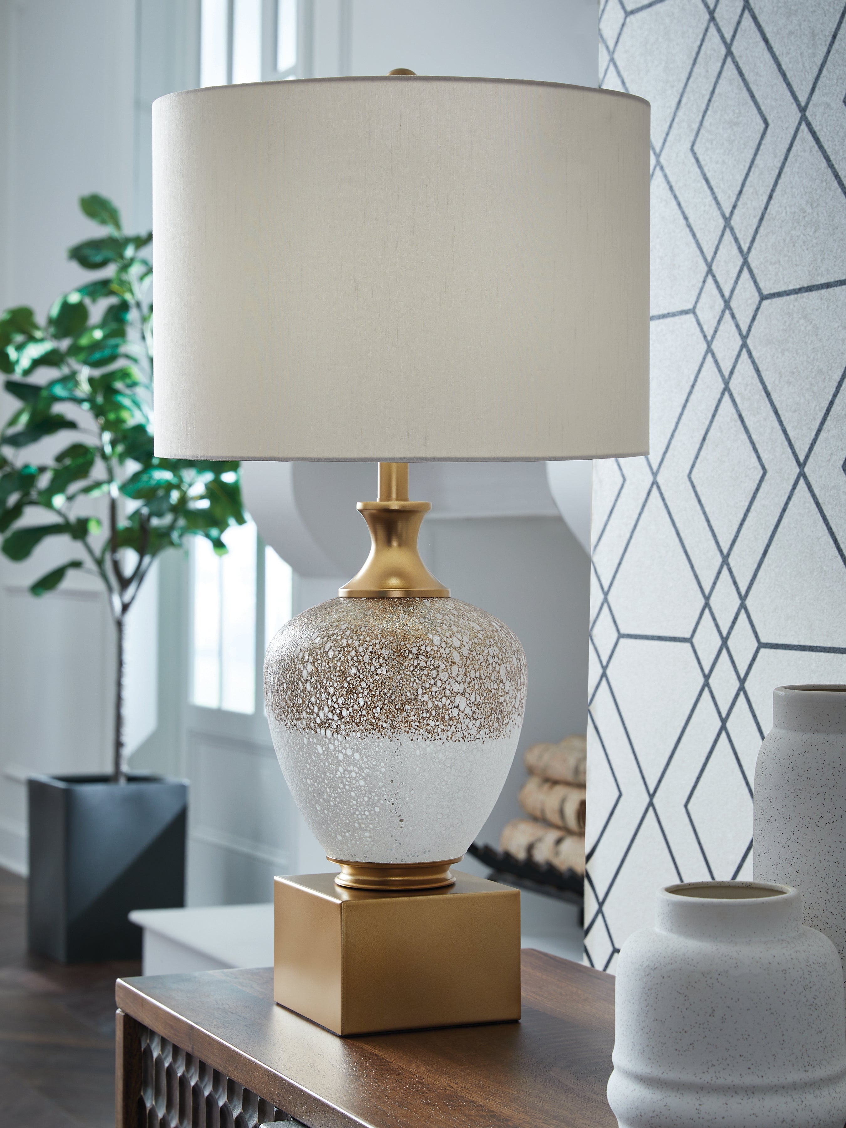 Tampa Furniture Outlet Lutz - Ashley Furniture - Tavisburg Lighting - Glass Table Lamp (1/CN) / Brown/White/Gold - L430894