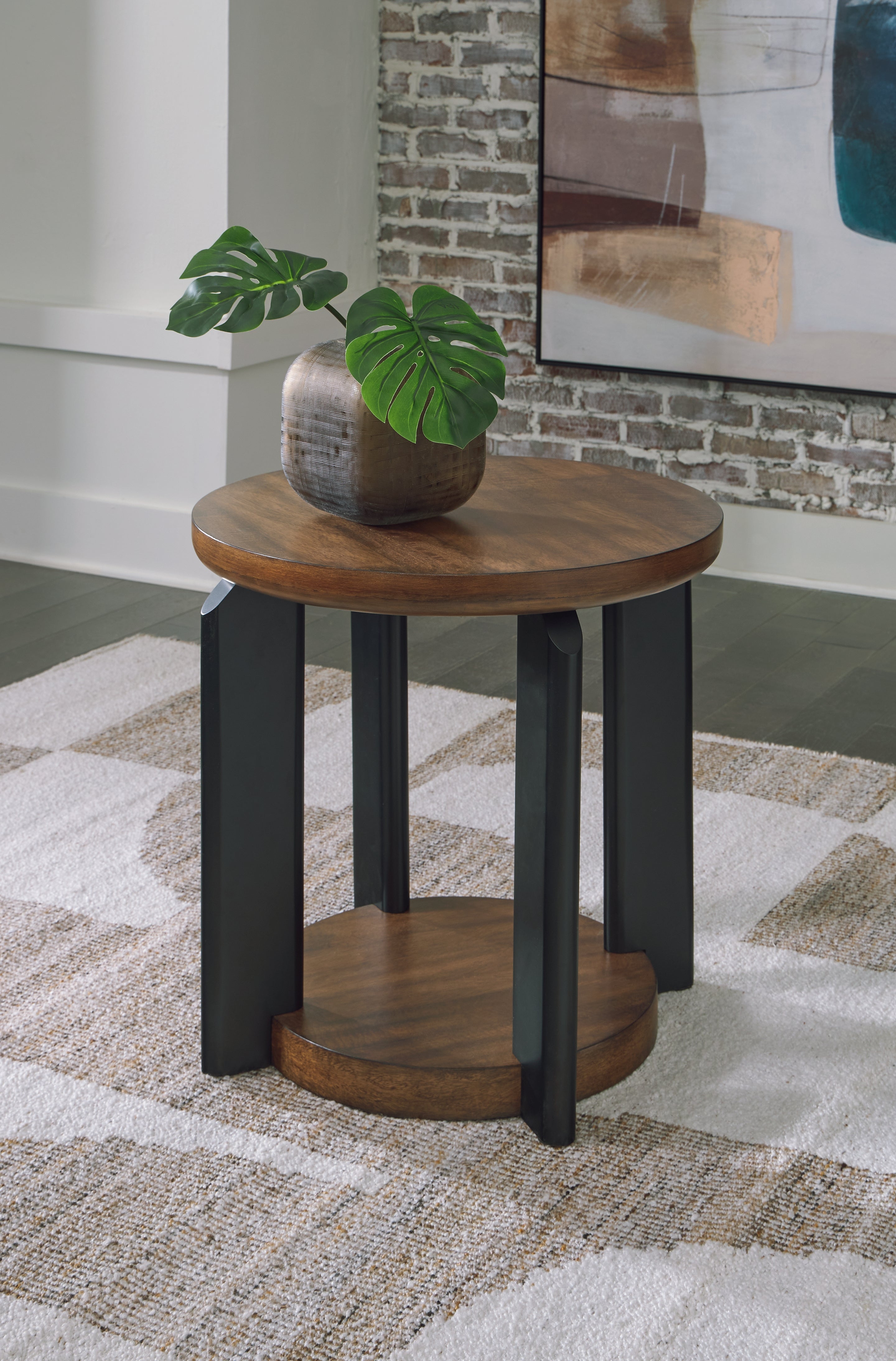 Tampa Furniture Outlet Lutz - Ashley Furniture - Kraeburn End Table - Round End Table / Brown/Black - T624-6