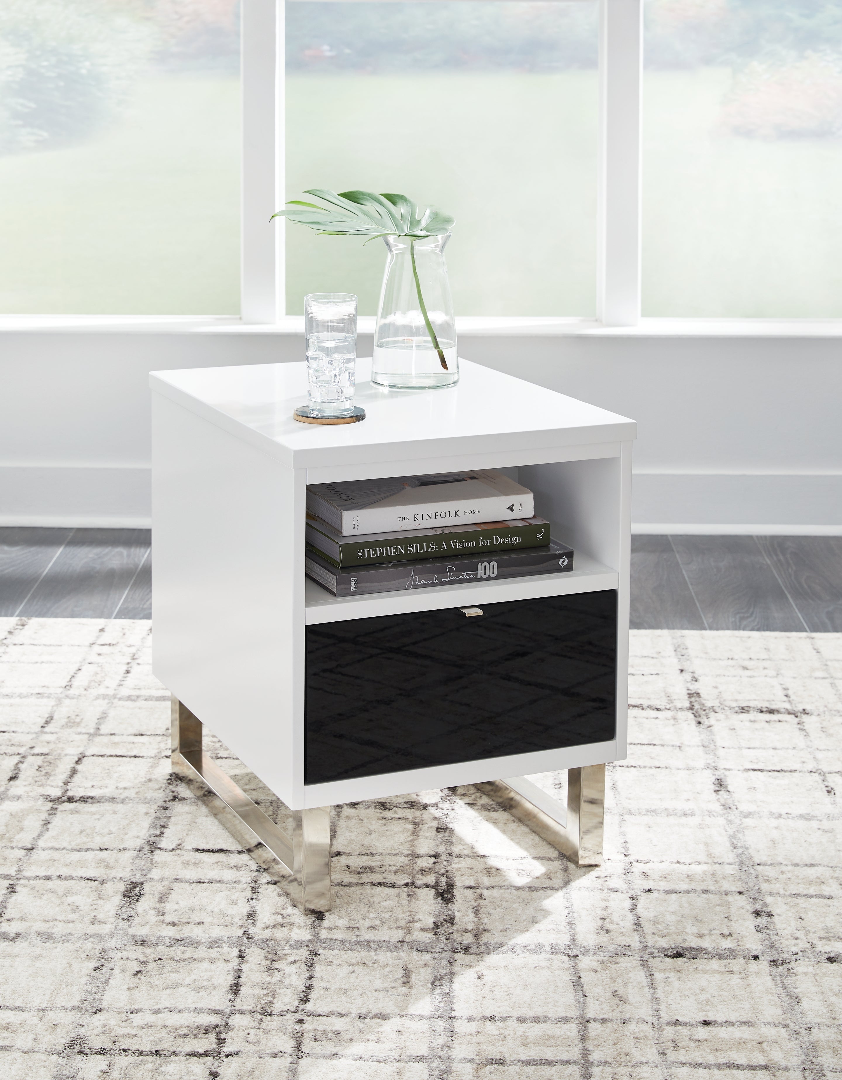 Tampa Furniture Outlet Lutz - Ashley Furniture - Gardoni Chairside End Table - Chair Side End Table / White/Black - T756-7