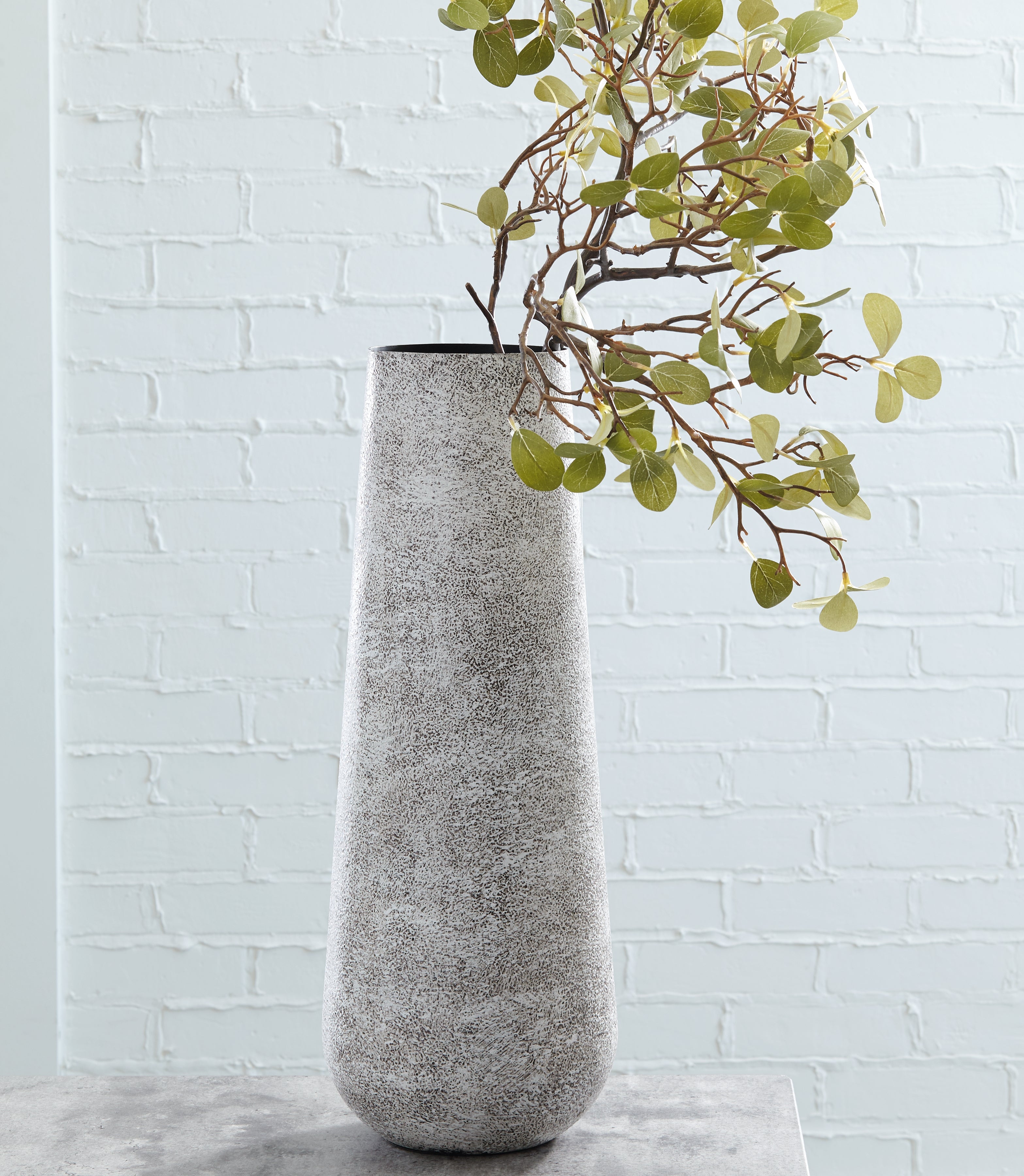 Tampa Furniture Outlet Lutz - Ashley Furniture - Fynn Vase - Vase / Antique White - A2000517