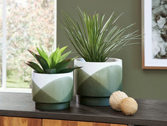 Tampa Furniture Outlet Lutz - Ashley Furniture - Ardenridge Planter (Set of 2) - Planter Set (Set of 2) / Green/White - A2000579