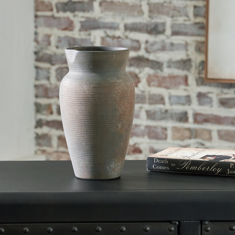 Tampa Furniture Outlet Lutz - Ashley Furniture - Brickmen Vase - Vase - A2000657