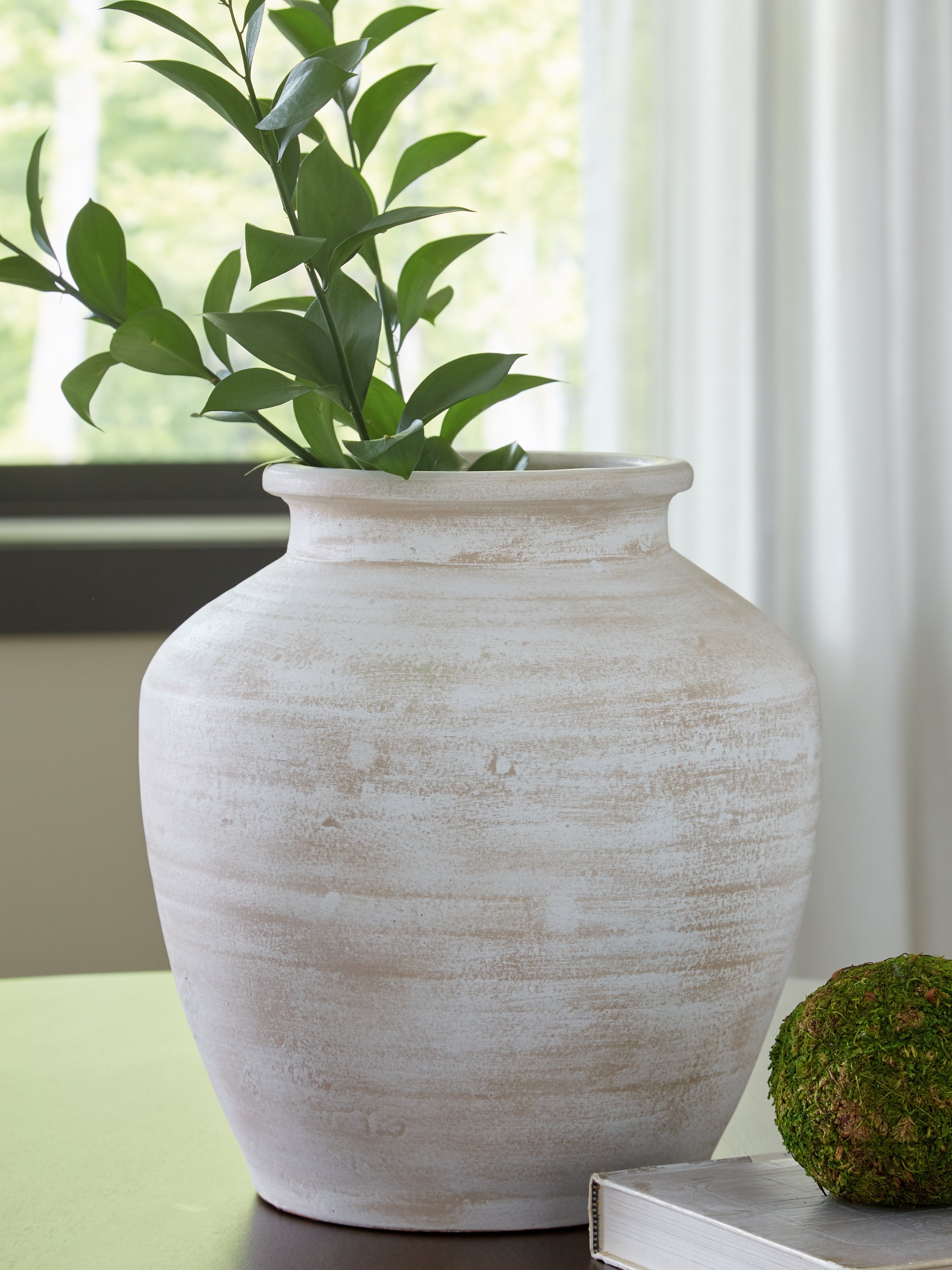 Tampa Furniture Outlet Lutz - Ashley Furniture - Meadie Vase - Vase / Distressed White - A2000788