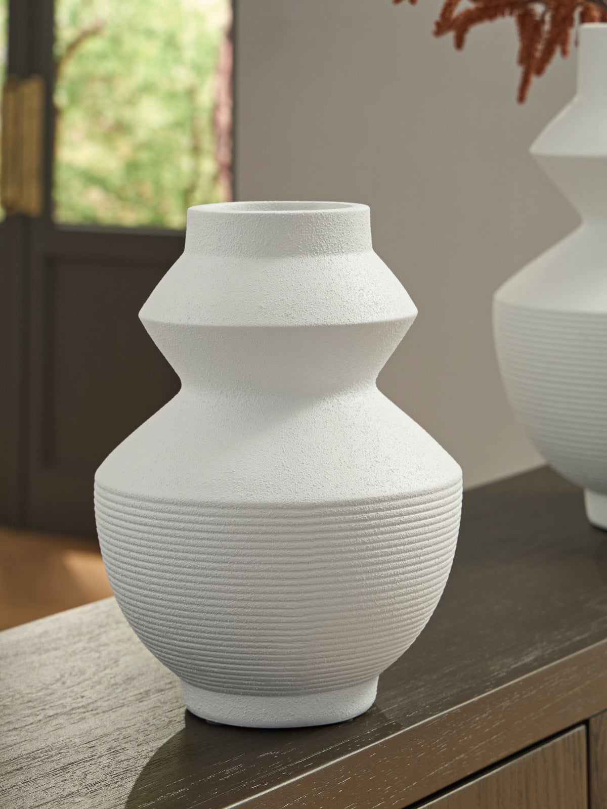 Tampa Furniture Outlet Lutz - Ashley Furniture - Naveen Vase - Vase / White - A2000870