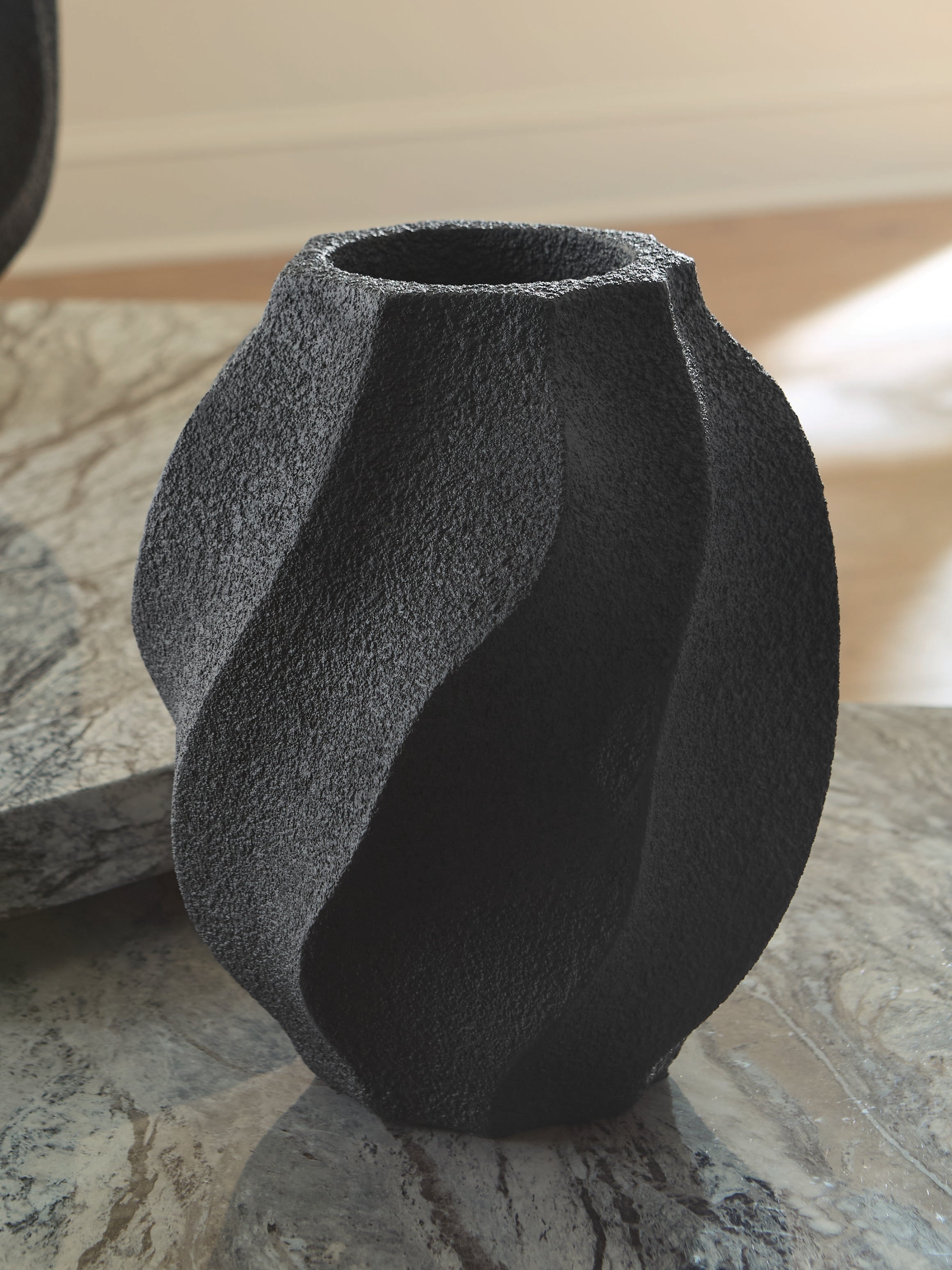 Tampa Furniture Outlet Lutz - Ashley Furniture - Judworth Vase - Vase / Black - A2000875
