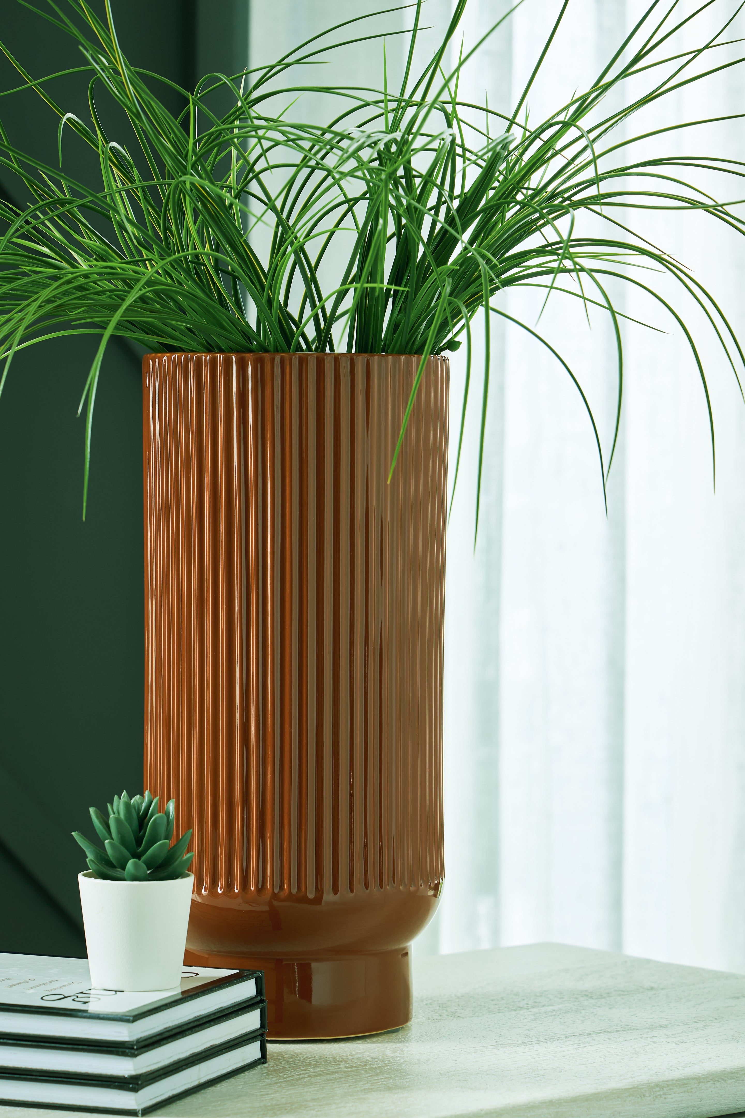 Tampa Furniture Outlet Lutz - Ashley Furniture - Avalyah Vase - Vase (2/CS) / Burnt Umber - A2900023