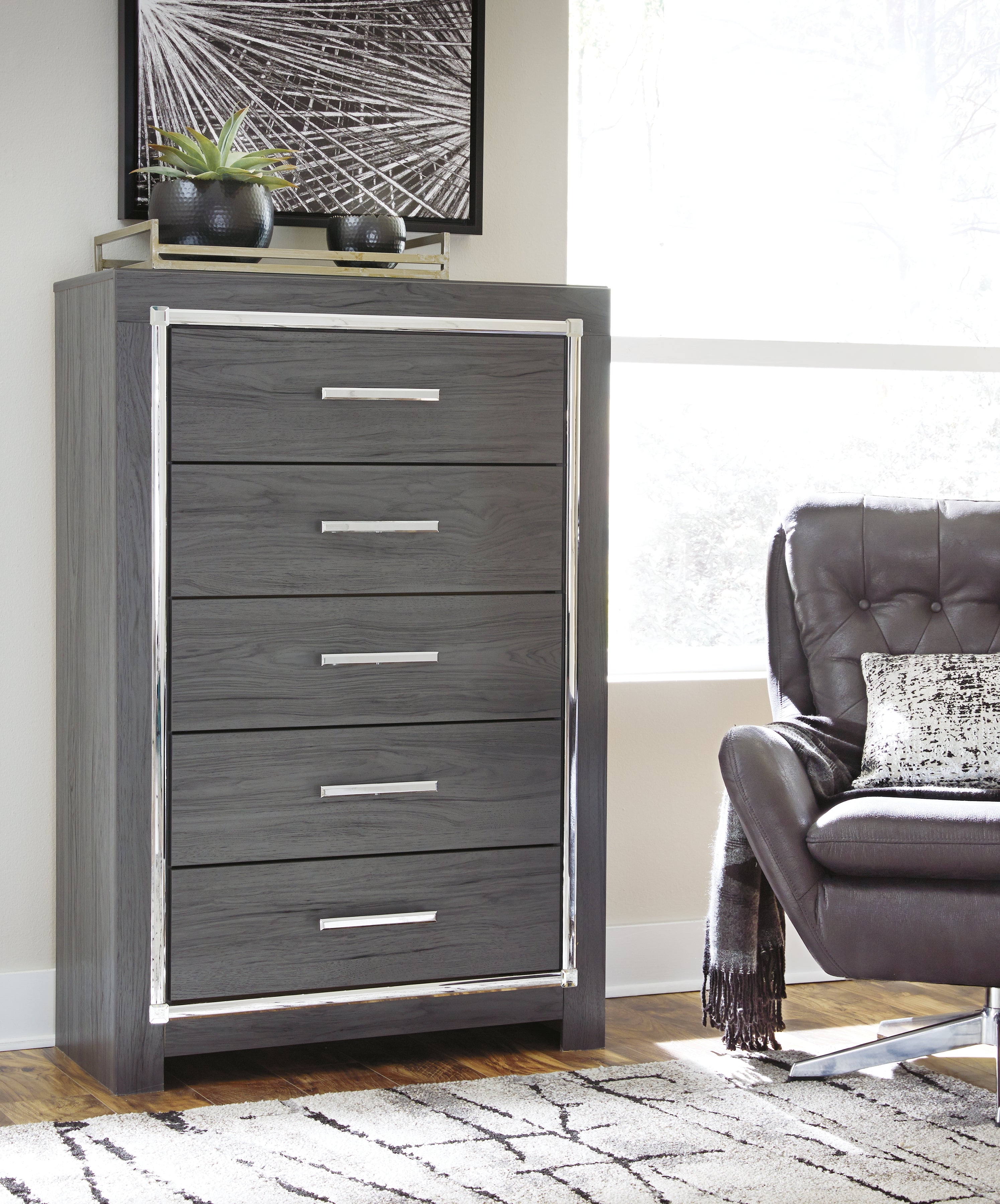 Tampa Furniture Outlet Lutz - Ashley Furniture - Lodanna Bedroom - Five Drawer Chest / Gray - B214-46