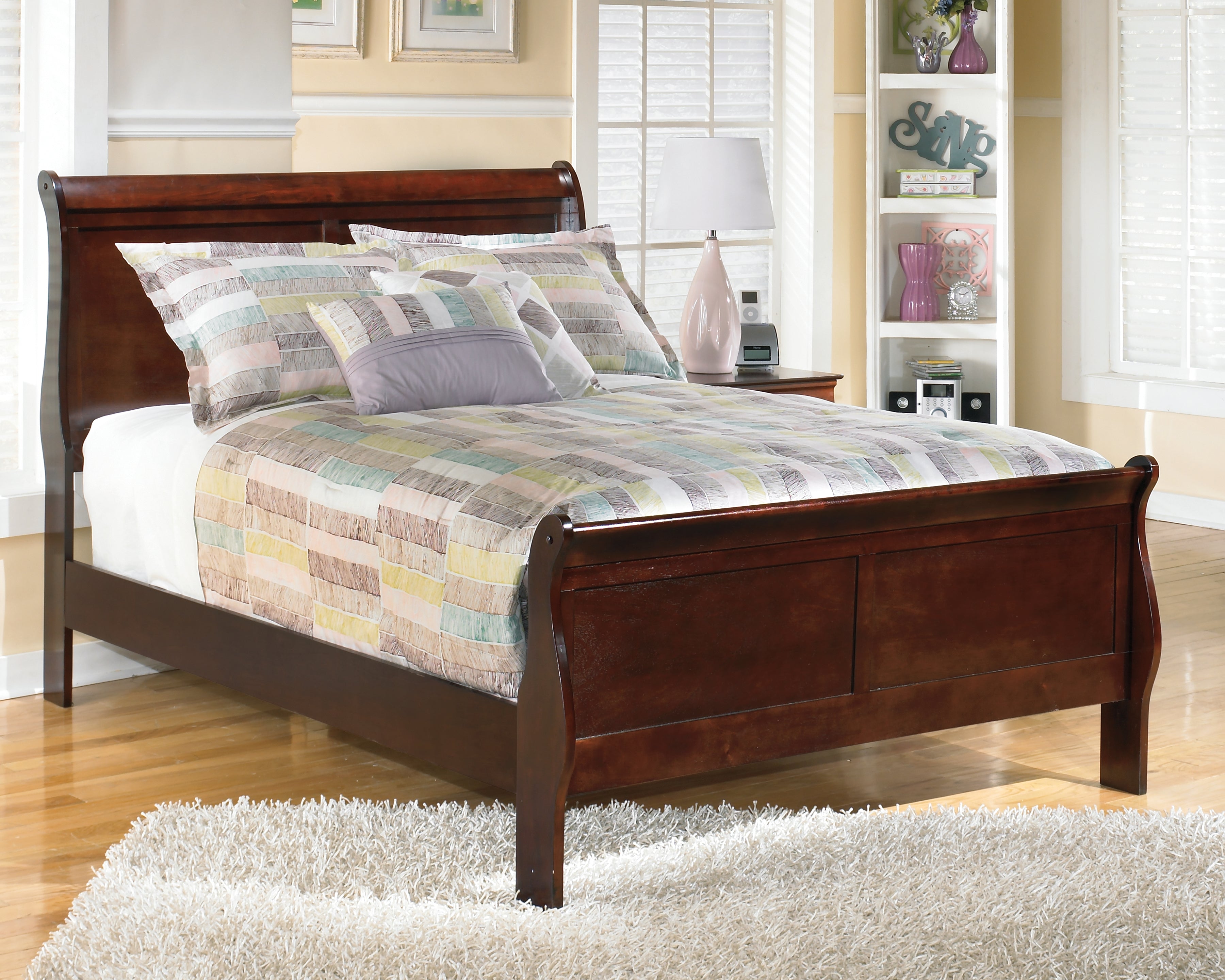 Tampa Furniture Outlet Lutz - Ashley Furniture - Alisdair Bedroom - Full Sleigh Bed / Reddish Brown - B376B4