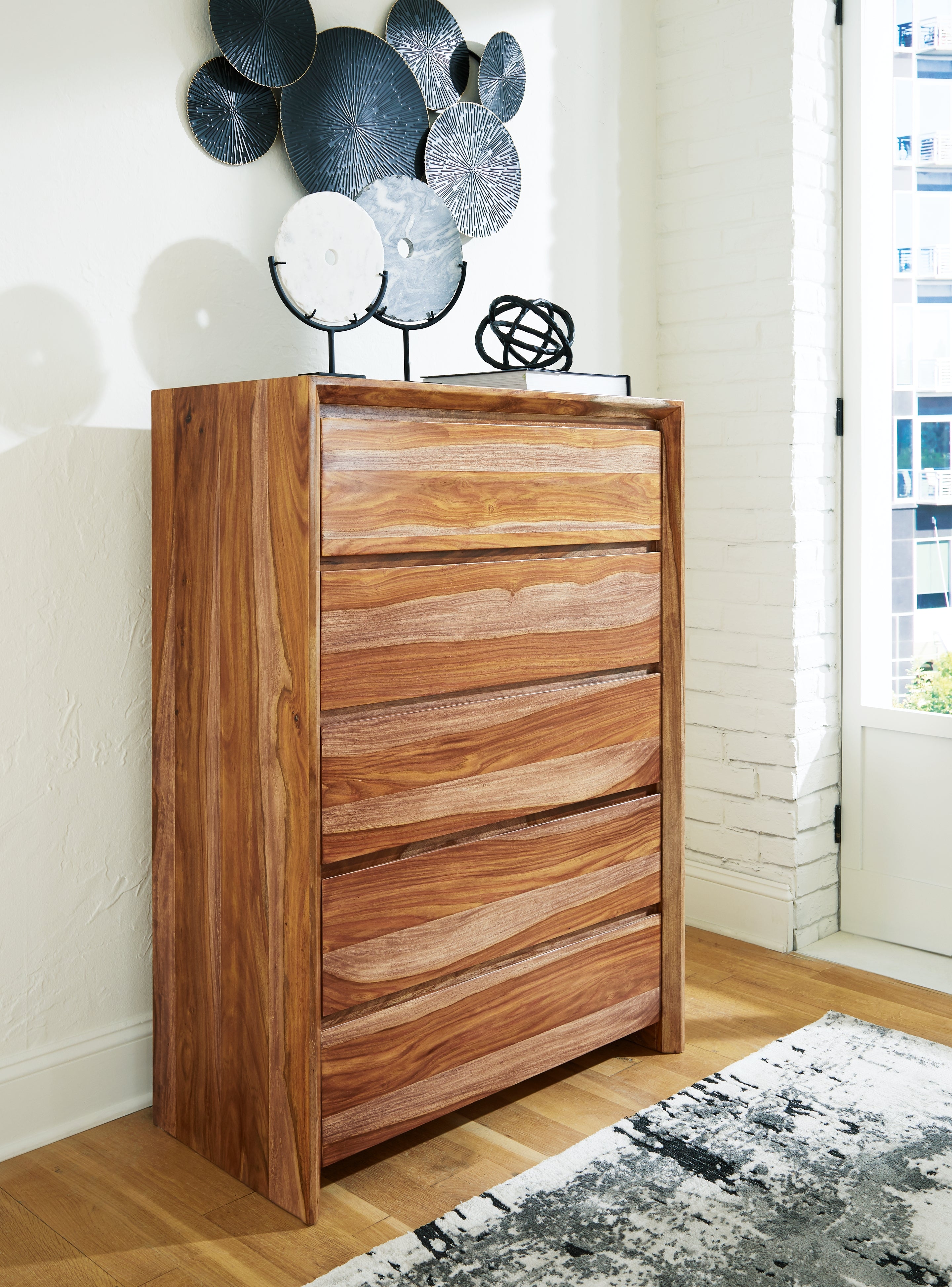 Tampa Furniture Outlet Lutz - Ashley Furniture - Dressonni Bedroom - Five Drawer Chest / Brown - B790-46