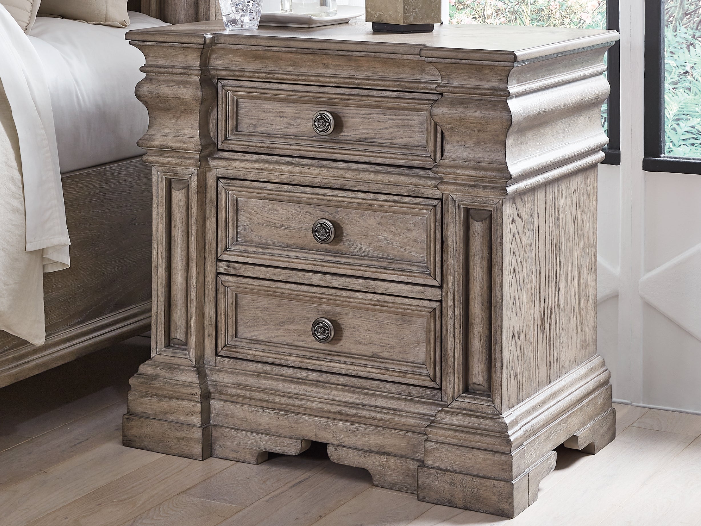 Tampa Furniture Outlet Lutz - Ashley Furniture - Blairhurst Bedroom - Three Drawer Night Stand / Light Grayish Brown - B916-93