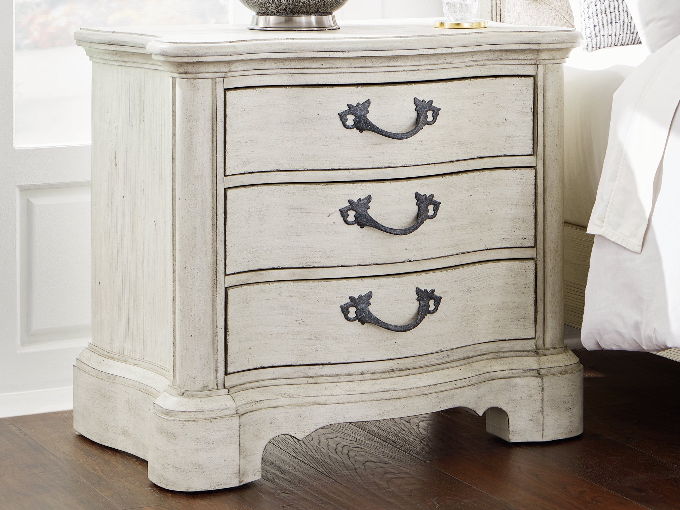 Tampa Furniture Outlet Lutz - Ashley Furniture - Arlendyne Bedroom - Three Drawer Night Stand / Antique White - B980-93