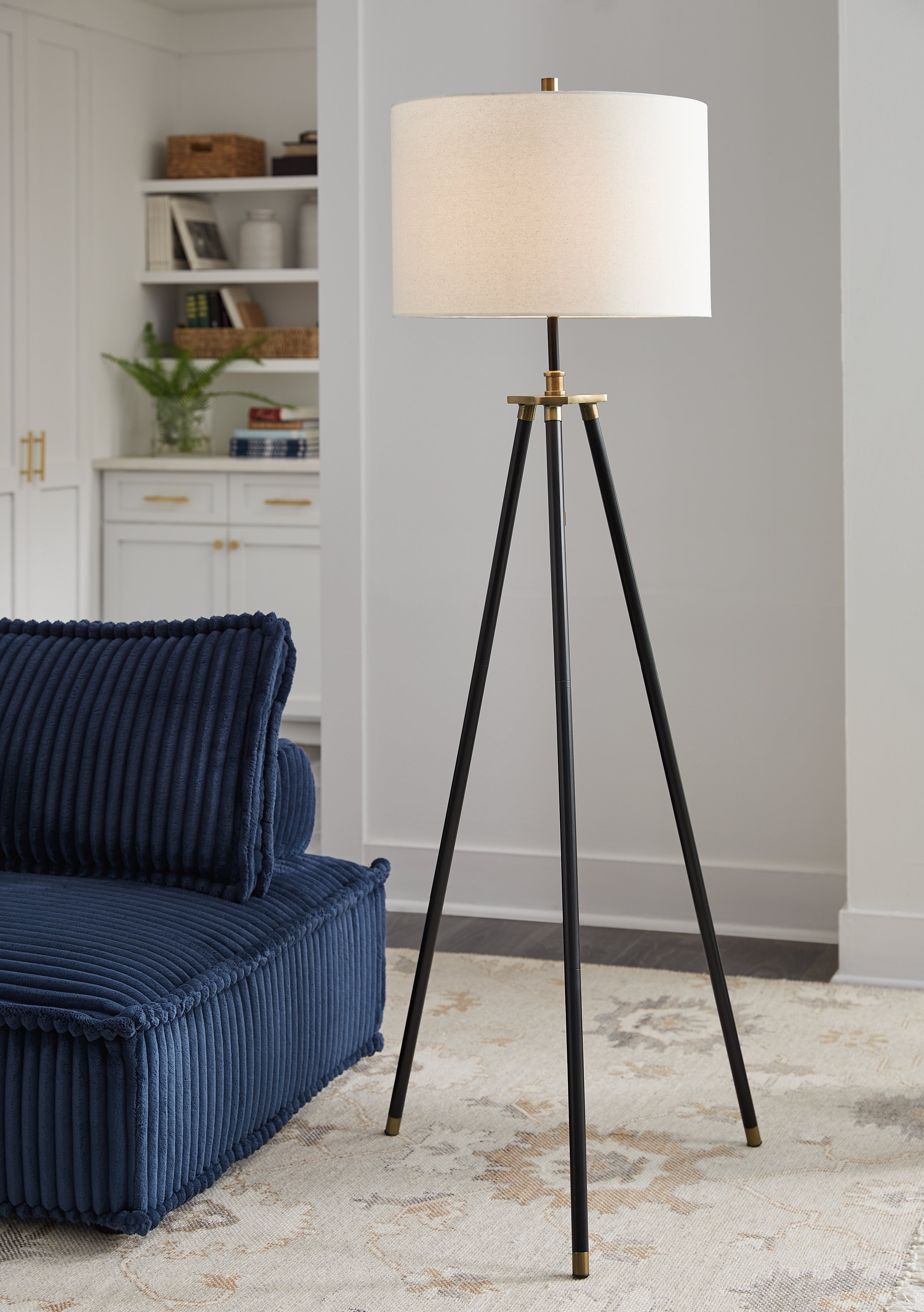 Tampa Furniture Outlet Lutz - Ashley Furniture - Cashner Lighting - Metal Floor Lamp (1/CN) / Black/Gold Finish - L206101