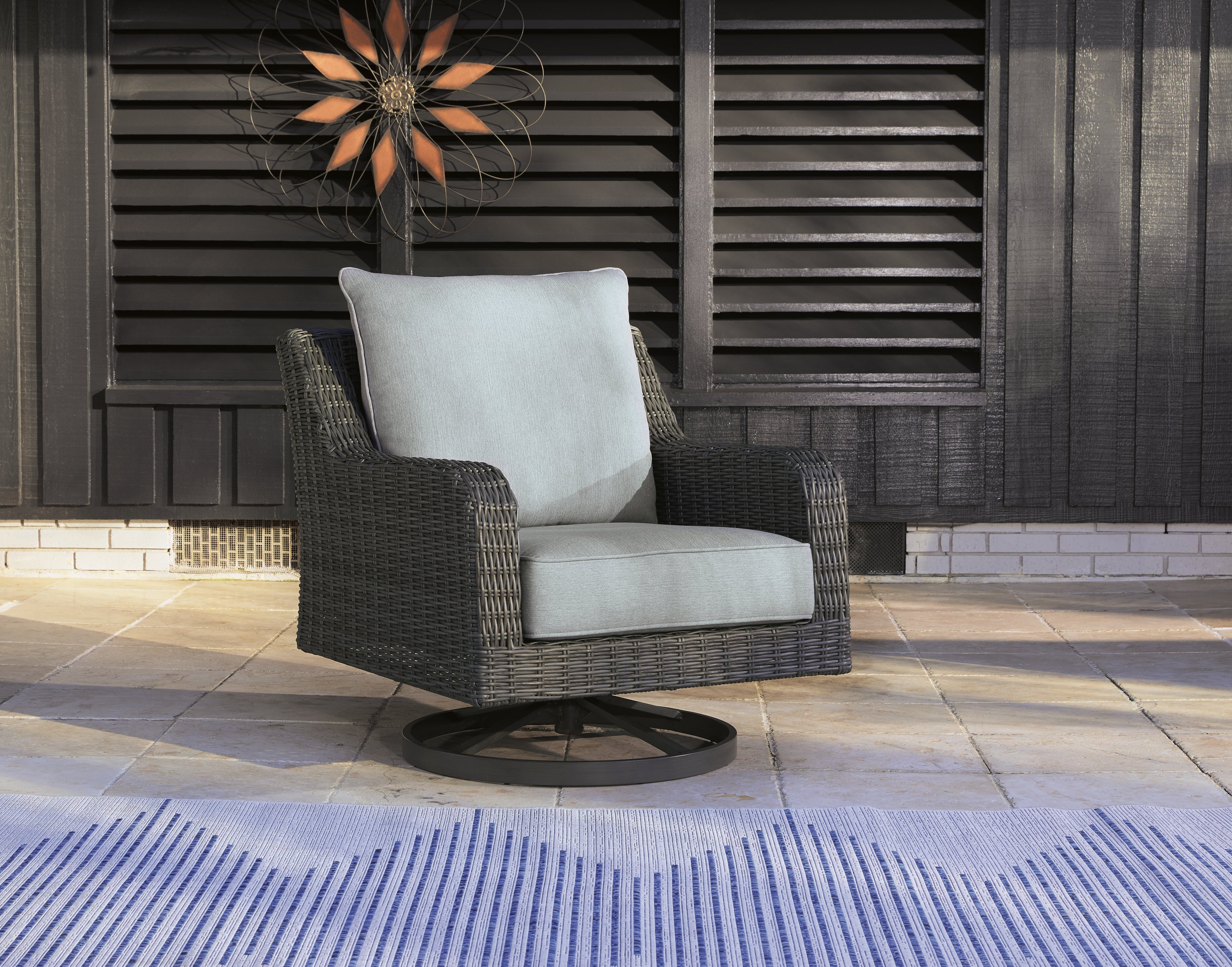 Tampa Furniture Outlet Lutz - Ashley Furniture - Elite Park Outdoor - Swivel Lounge w/ Cushion / Gray - P518-821