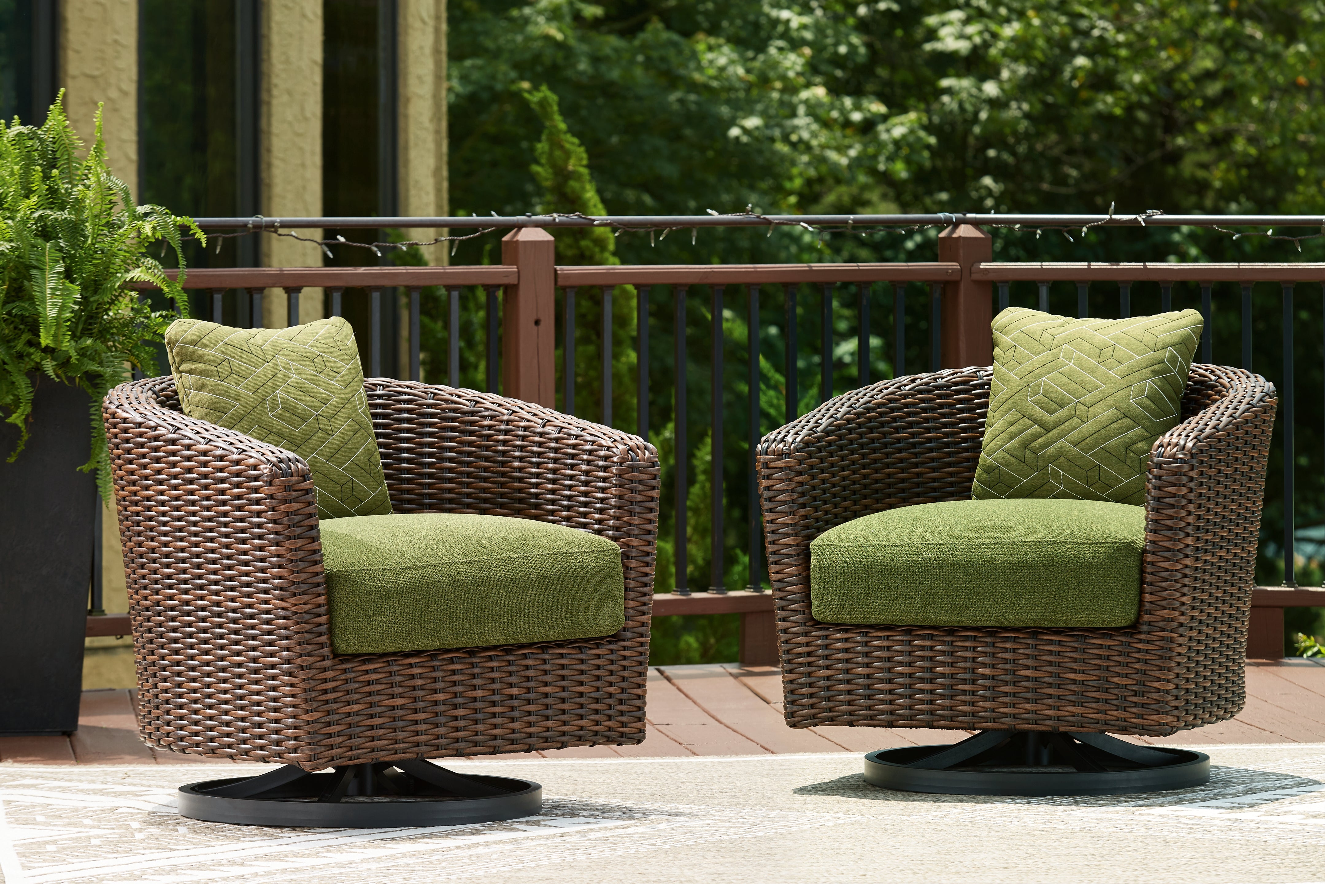 Tampa Furniture Outlet Lutz - Ashley Furniture - Horizon Hall Outdoor - Swivel Lounge w/ Cushion / Brown/Green - P572-821