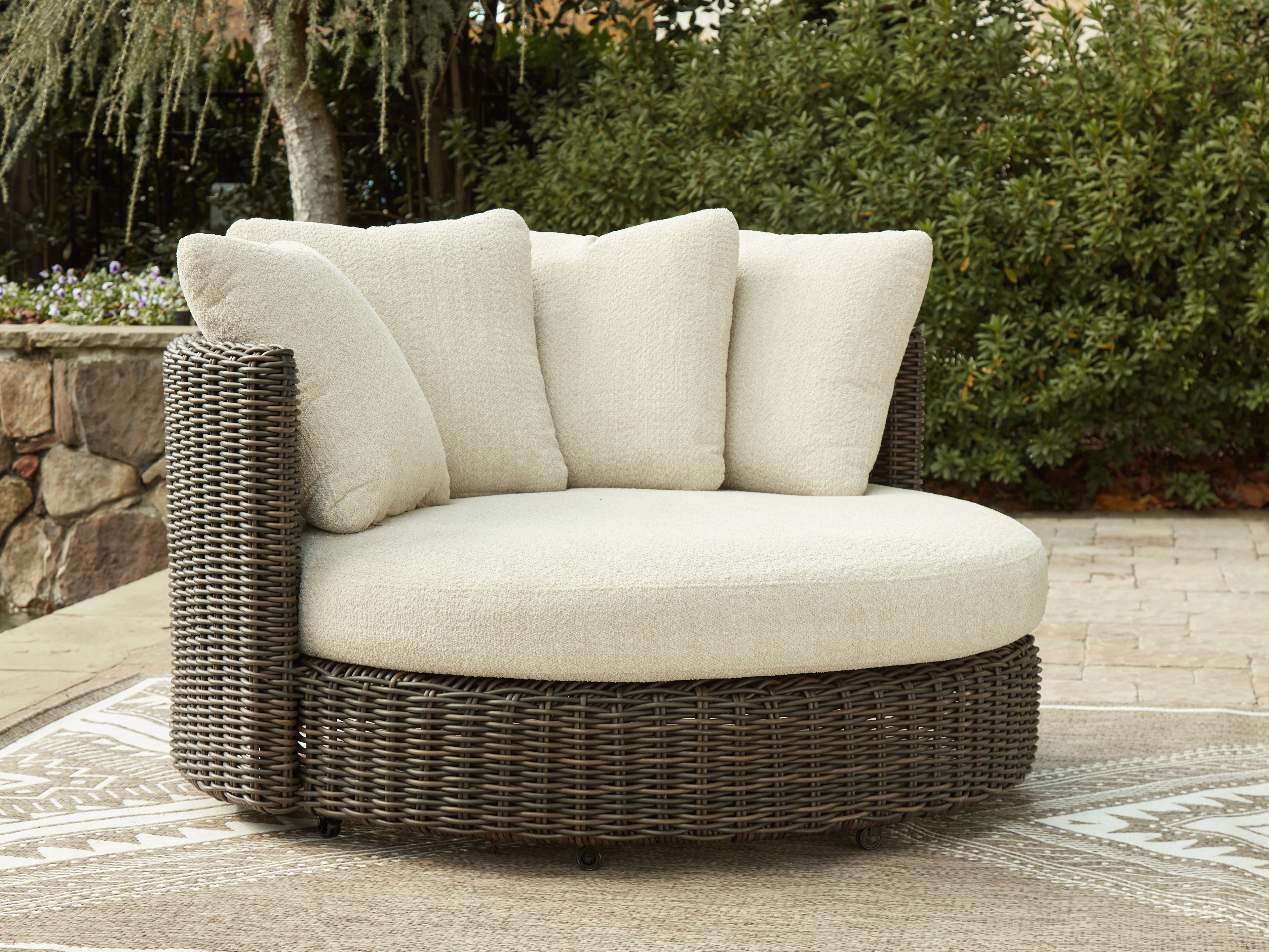 Tampa Furniture Outlet Lutz - Ashley Furniture - Kimora Outdoor - Swivel Lounge Chair w/Cushion / Beige/Dark Brown - P711-810
