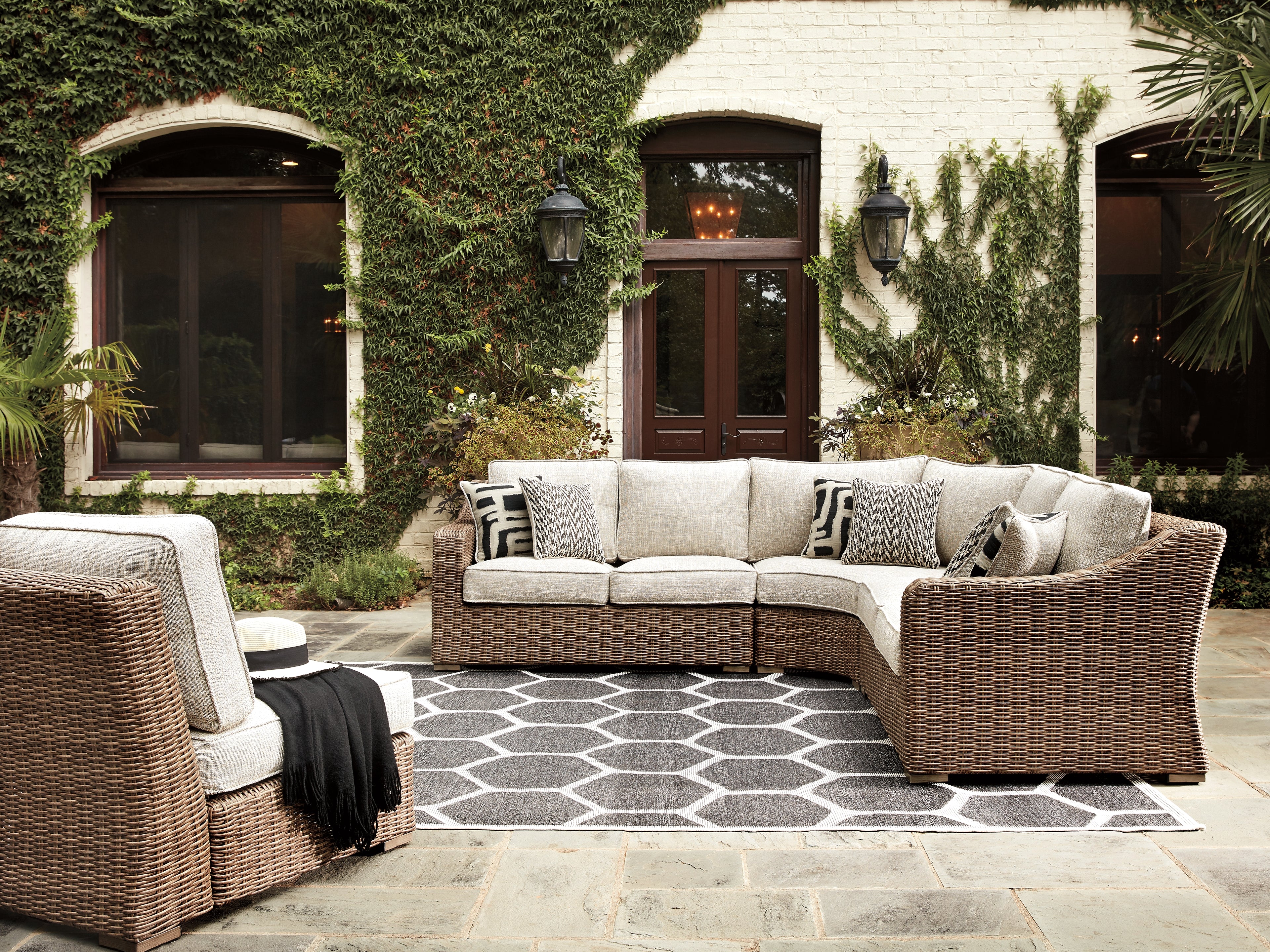 Tampa Furniture Outlet Lutz - Ashley Furniture - Beachcroft Outdoor - 5-Piece Outdoor Seating Set / Beige - P791P8