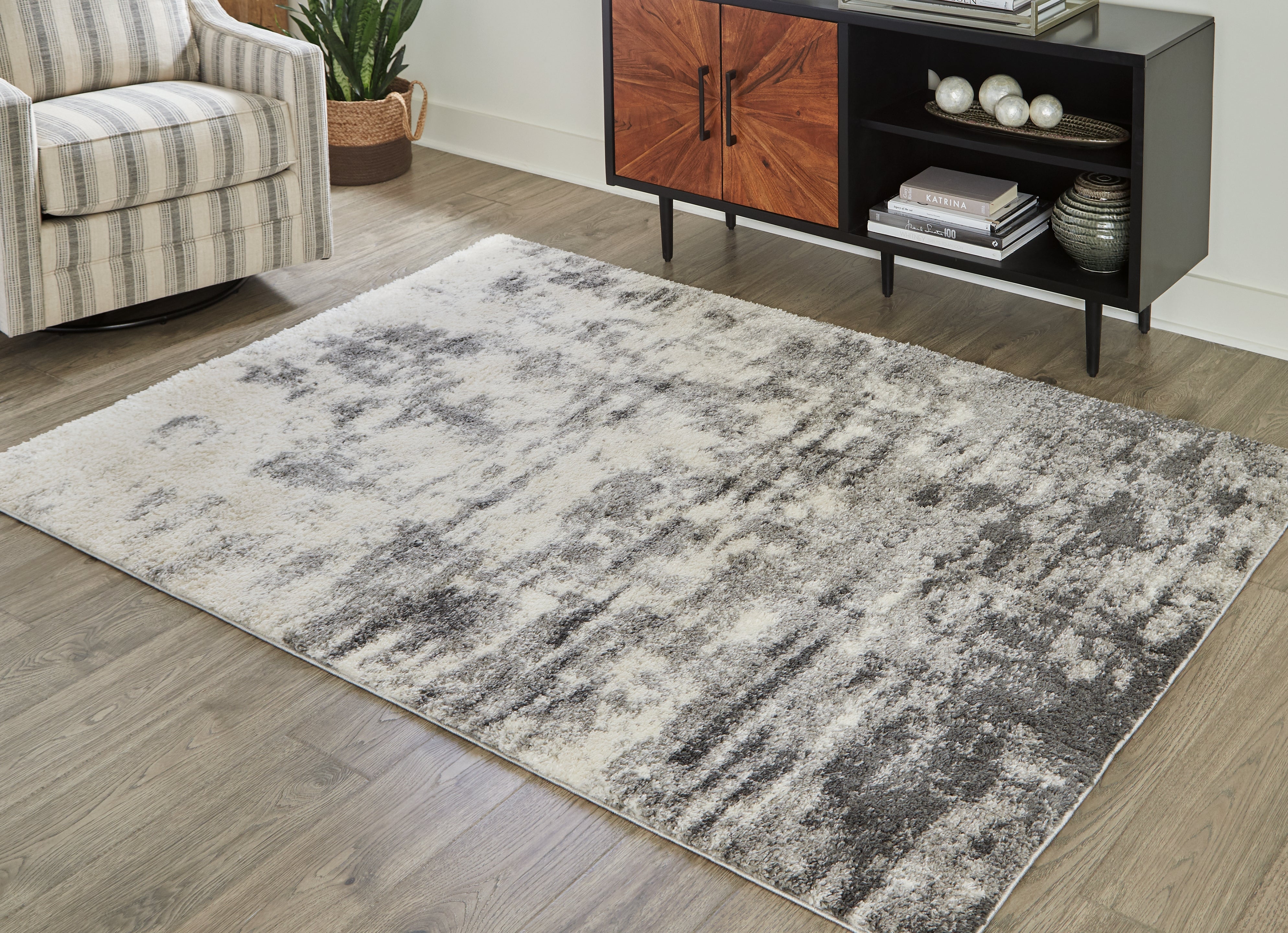 Tampa Furniture Outlet Lutz - Ashley Furniture - Gerdie Rug - 5'3" x 7'3" Rug / Cream/Gray - R404992
