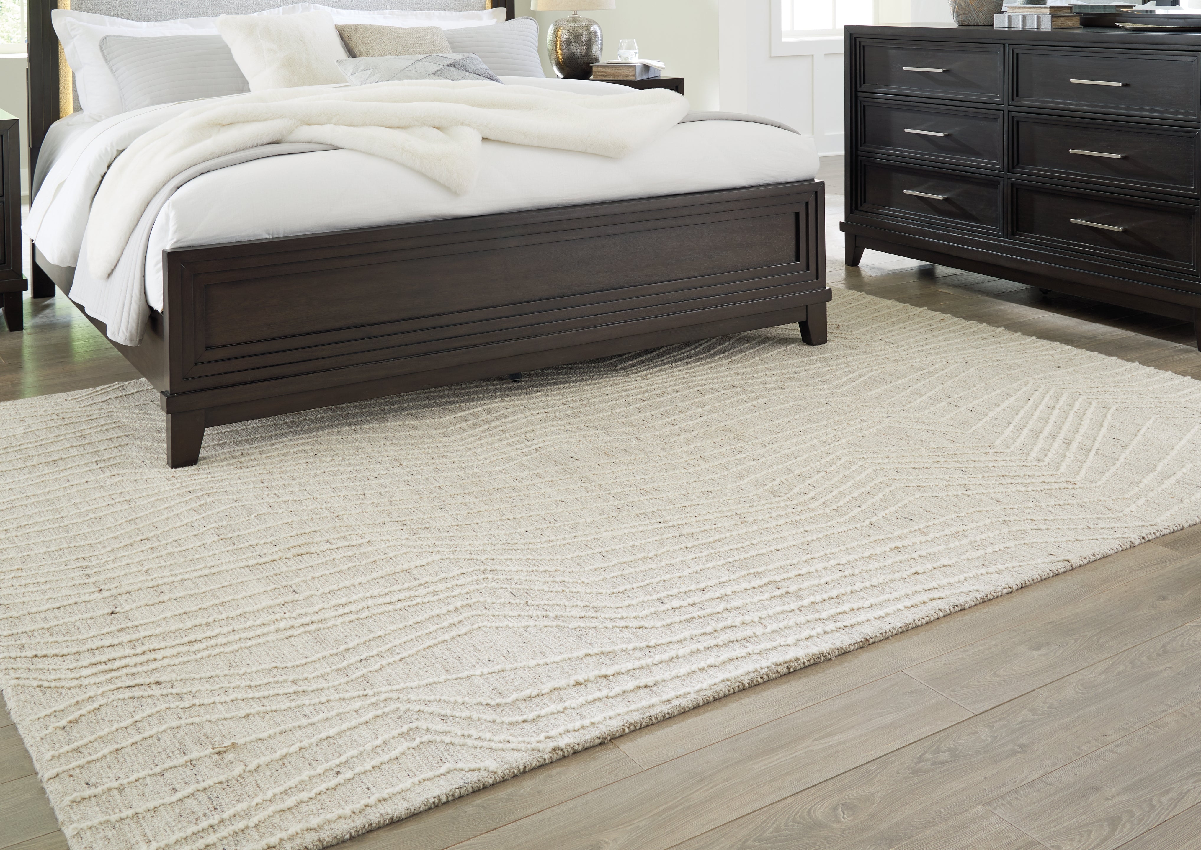Tampa Furniture Outlet Lutz - Ashley Furniture - Varahill Rug - 8' x 10' Rug / Gray/Ivory - R406931