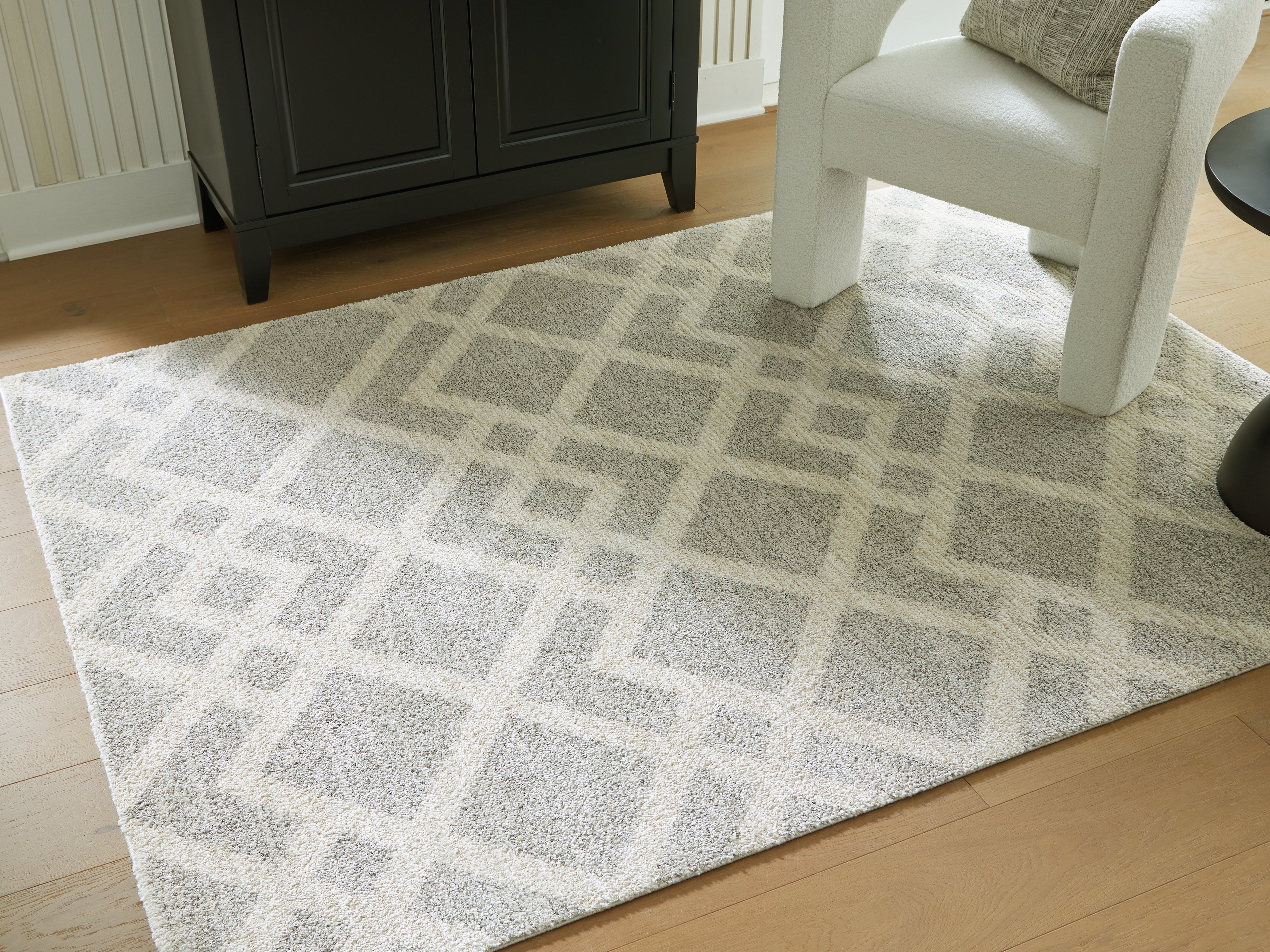 Tampa Furniture Outlet Lutz - Ashley Furniture - Unawick Rug - Medium Rug / Gray/Ivory - R407332