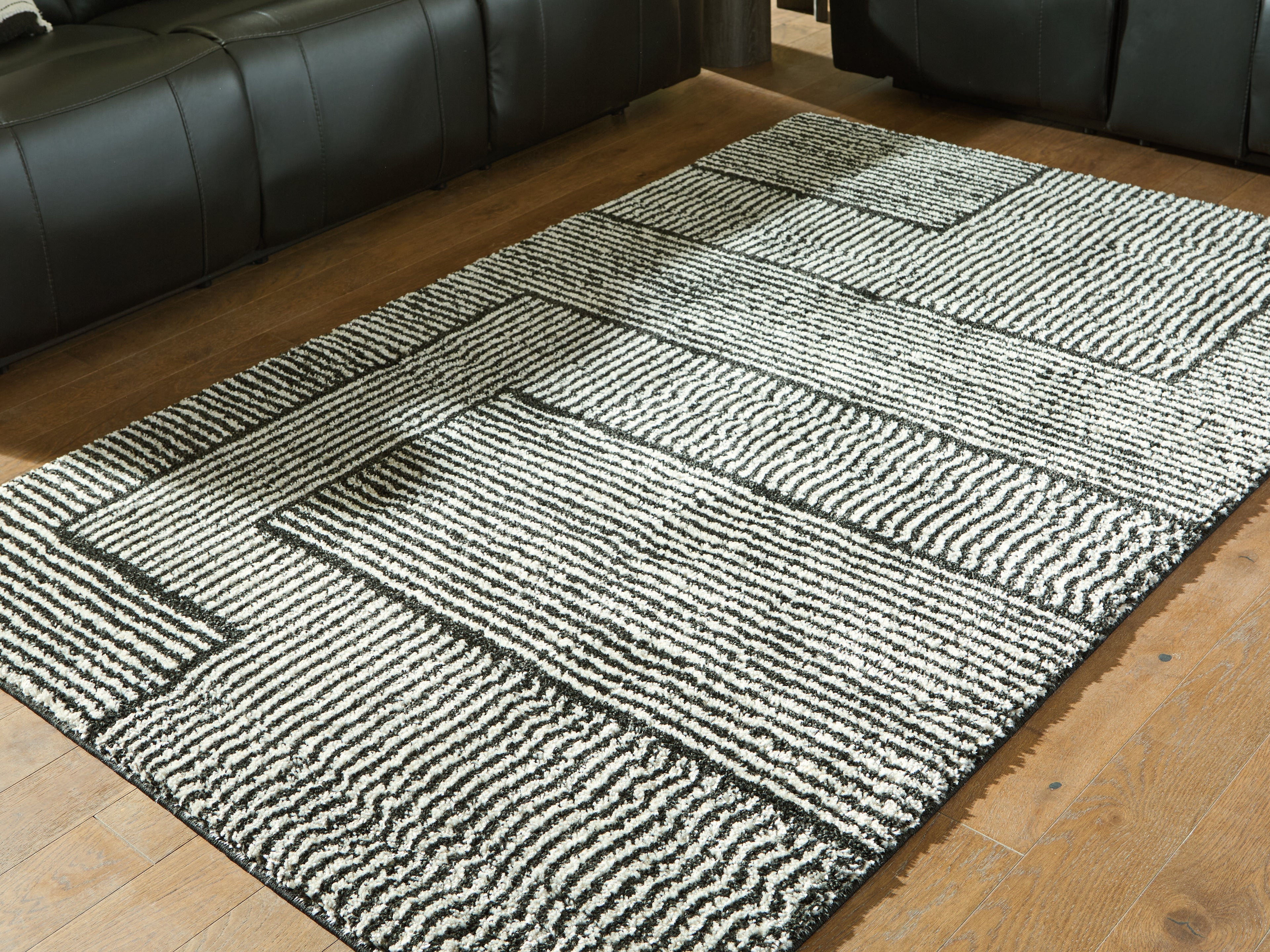 Tampa Furniture Outlet Lutz - Ashley Furniture - Kurtmen Rug - 5' x 7' Area Rug / Black/Ivory - R407592