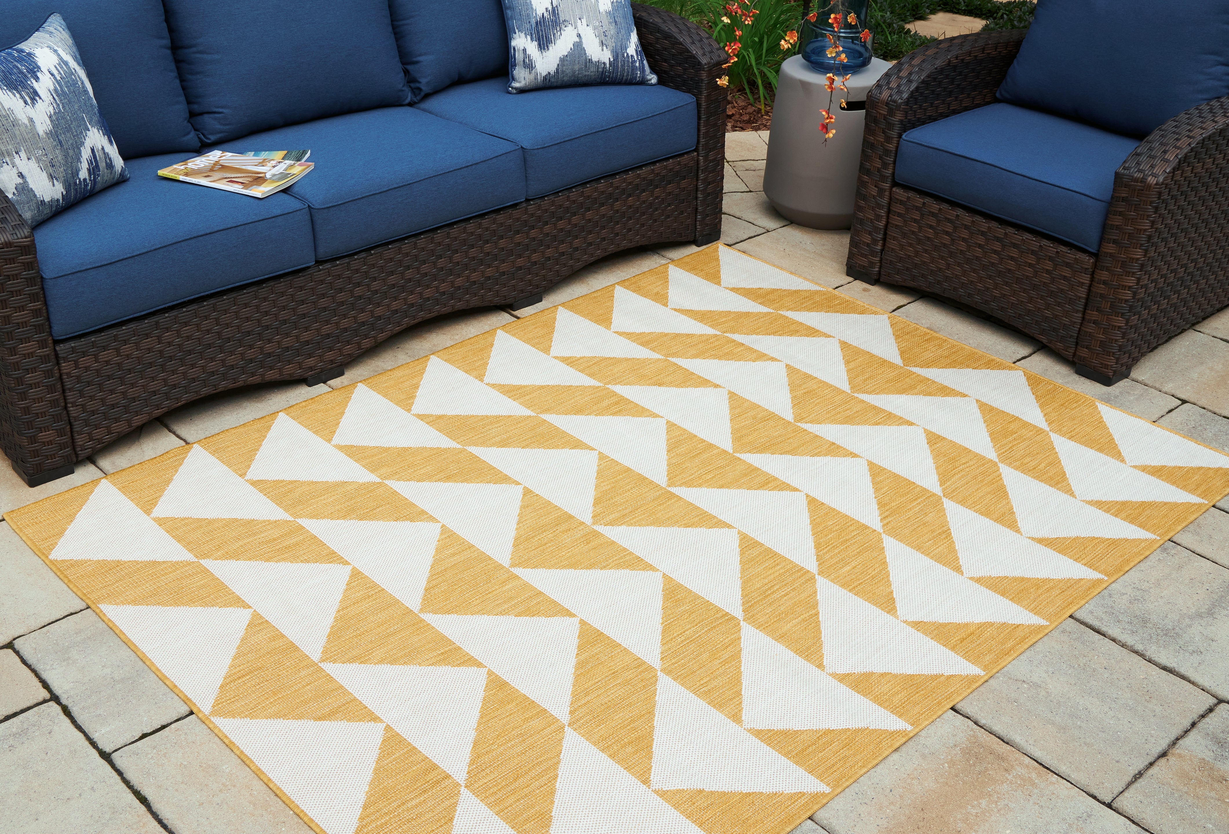 Tampa Furniture Outlet Lutz - Ashley Furniture - Thomley Rug - 5' x 7' Rug / Ivory/Yellow - R900062