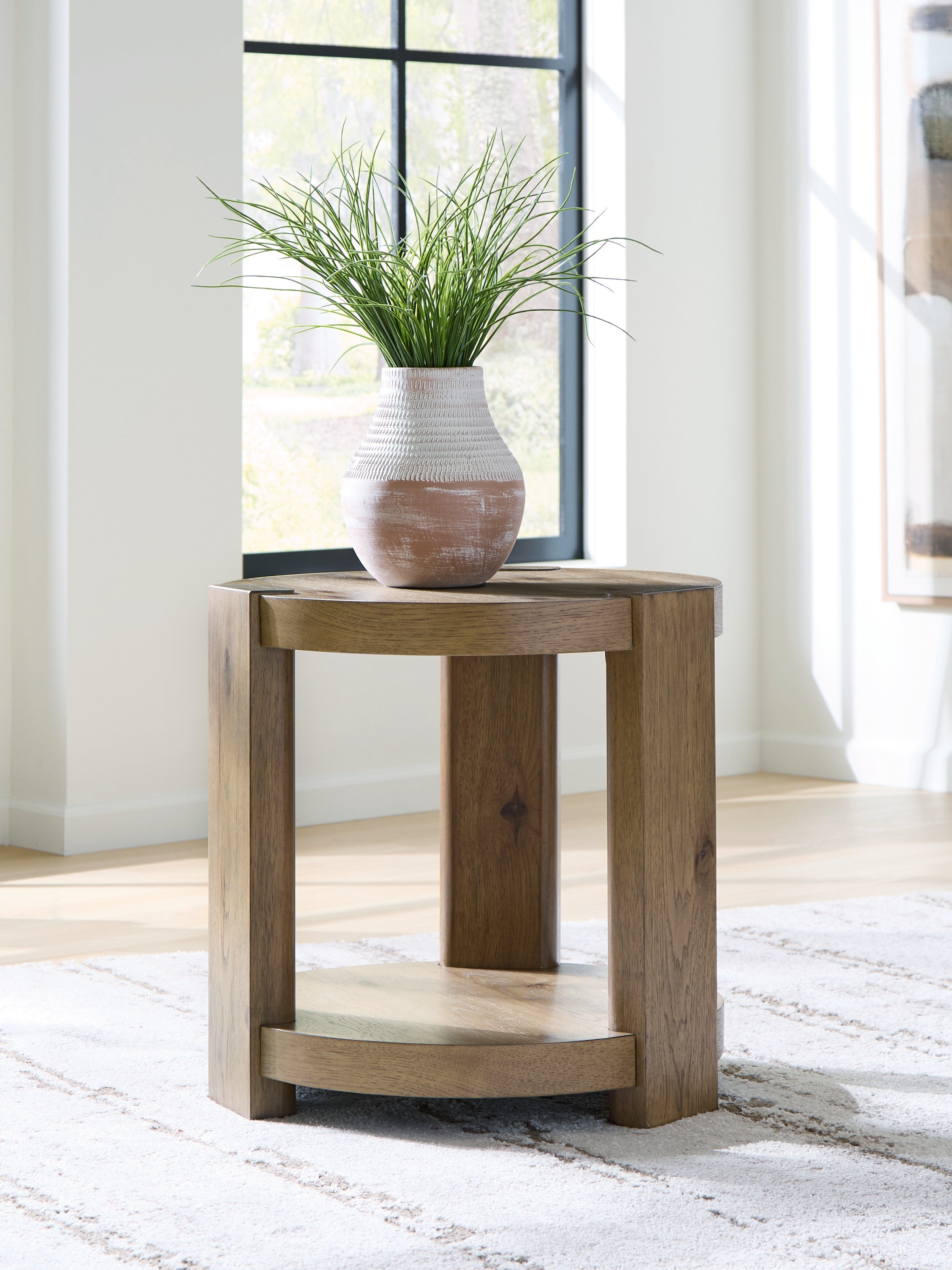 Tampa Furniture Outlet Lutz - Ashley Furniture - Flangren End Table - Round End Table - T553-6